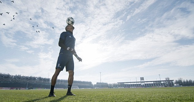 Tottenham ngay trước mặt, Buffon và đồng đội vẫn thảnh thơi đóng phim - Bóng Đá