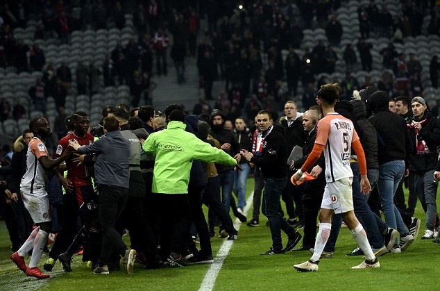 CĐV tràn vào sân tấn công, cầu thủ Lille nháo nhào chạy trốn - Bóng Đá