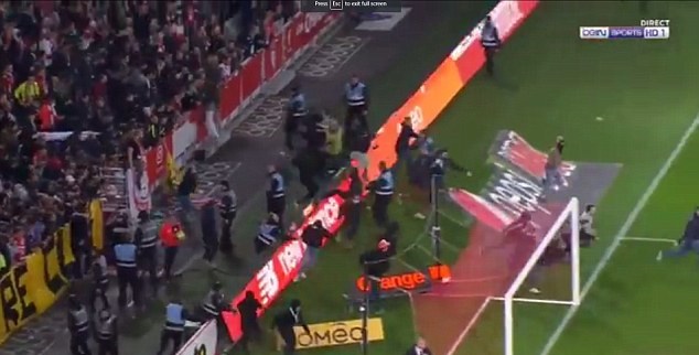 CĐV tràn vào sân tấn công, cầu thủ Lille nháo nhào chạy trốn - Bóng Đá