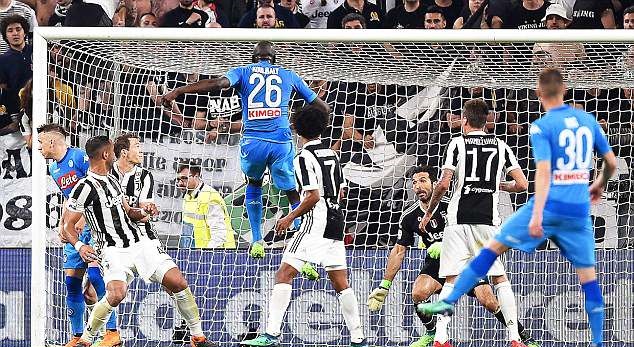 Hạ Juventus, CĐV Napoli đốt pháo sáng ngợp trời - Bóng Đá