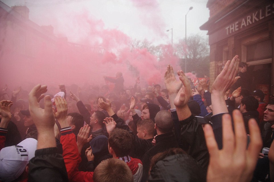 CĐV Liverpool quậy tung, cảnh sát bạo động vào cuộc - Bóng Đá