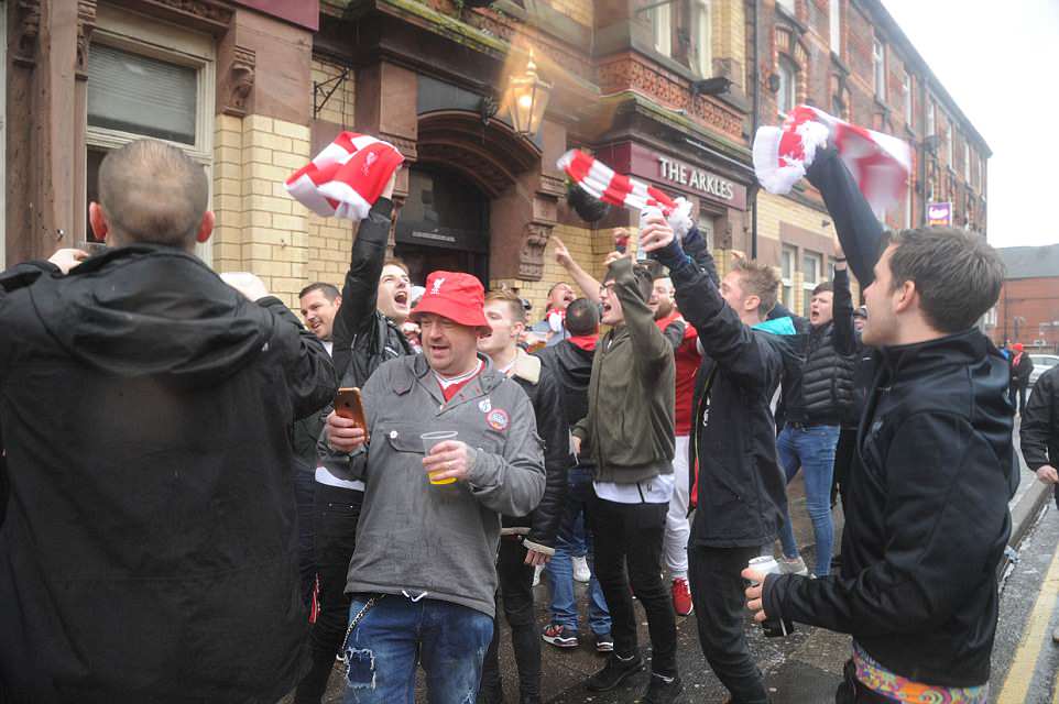 CĐV Liverpool quậy tung, cảnh sát bạo động vào cuộc - Bóng Đá