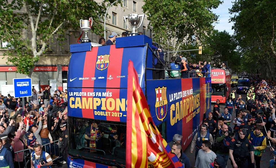 Mất Champions League, Barcelona kém vui khi diễu hành mừng cú đúp - Bóng Đá