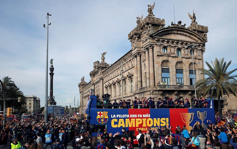 Mất Champions League, Barcelona kém vui khi diễu hành mừng cú đúp - Bóng Đá