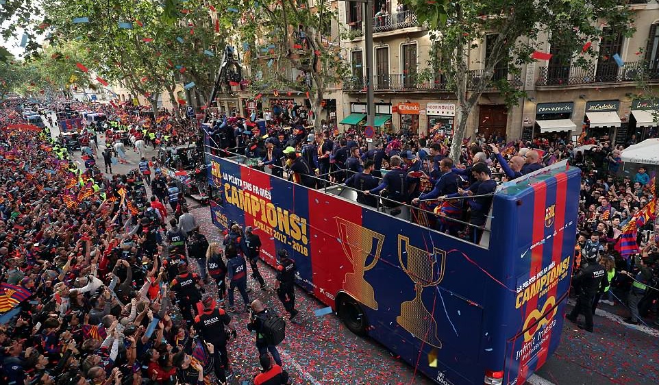 Mất Champions League, Barcelona kém vui khi diễu hành mừng cú đúp - Bóng Đá