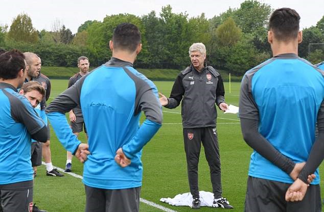 HLV Wenger vẫn tận tụy ở buổi tập cuối tại Arsenal - Bóng Đá