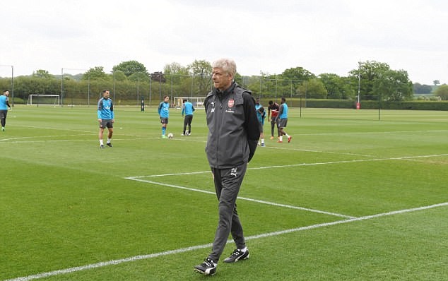 HLV Wenger vẫn tận tụy ở buổi tập cuối tại Arsenal - Bóng Đá