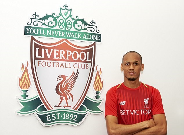 Tới Liverpool, Fabinho khui sâm banh ăn mừng - Bóng Đá