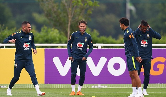 Neymar bắt nạt Coutinho trên sân tập, Brazil chờ chiến Croatia - Bóng Đá