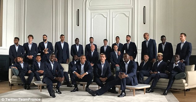 Chùm ảnh: Các cầu thủ Pháp diện vest như soái ca - Bóng Đá