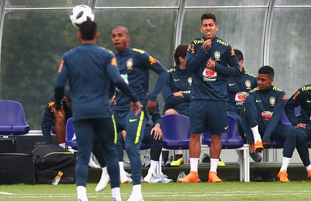 Neymar bắt nạt Coutinho trên sân tập, Brazil chờ chiến Croatia - Bóng Đá