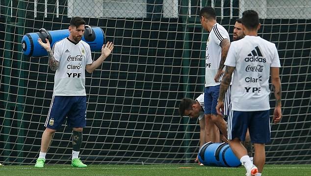 World Cup chưa khởi tranh, Messi đã tập 