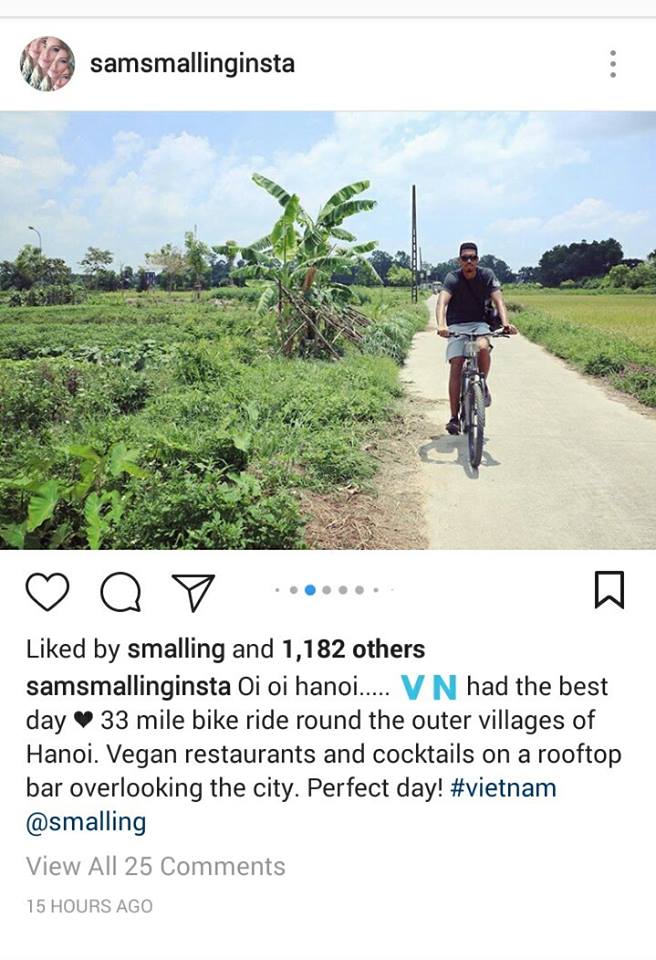 Cả 2 tranh thủ đạp xe vòng quanh ngôi làng ở Hà Nội.