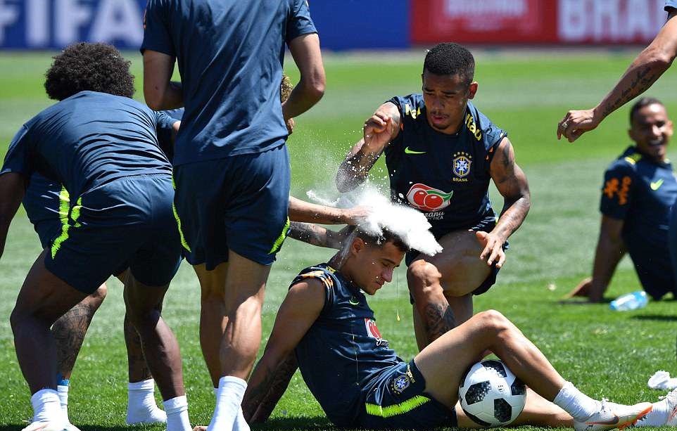 Coutinho bị chọi trứng, ném bột tới tấp trên sân tập Brazil - Bóng Đá