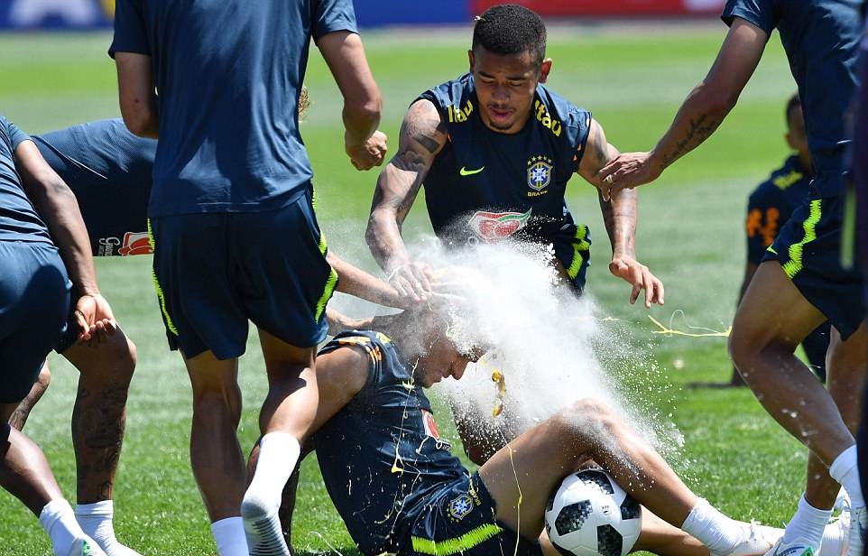 Coutinho bị chọi trứng, ném bột tới tấp trên sân tập Brazil - Bóng Đá