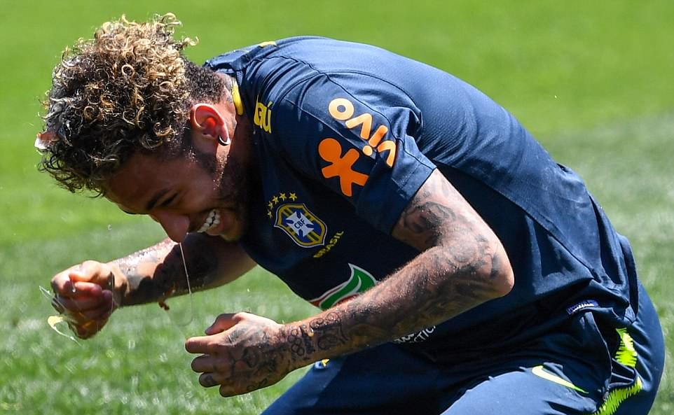 Coutinho bị chọi trứng, ném bột tới tấp trên sân tập Brazil - Bóng Đá
