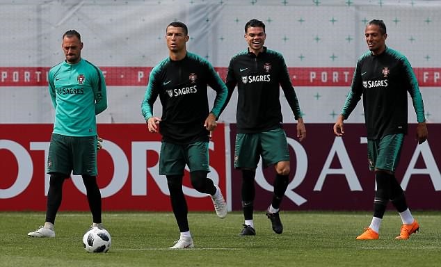 Ronaldo mặt mày cau có, đồng đội và HLV trưởng Bồ Đào Nha xanh mặt - Bóng Đá