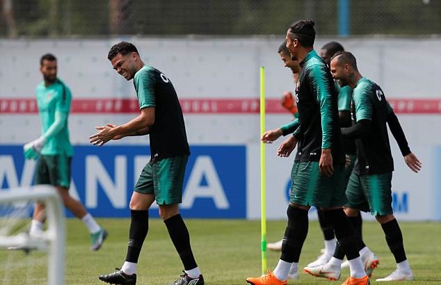 Ronaldo mặt mày cau có, đồng đội và HLV trưởng Bồ Đào Nha xanh mặt - Bóng Đá
