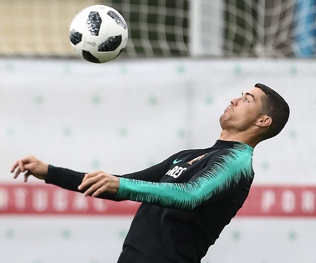 Tây Ban Nha rối loạn, Ronaldo càng thêm hưng phấn trước đại chiến - Bóng Đá