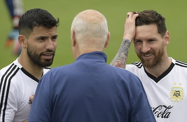 Messi lác mắt nhìn Aguero tung volley trên sân tập Argentina - Bóng Đá