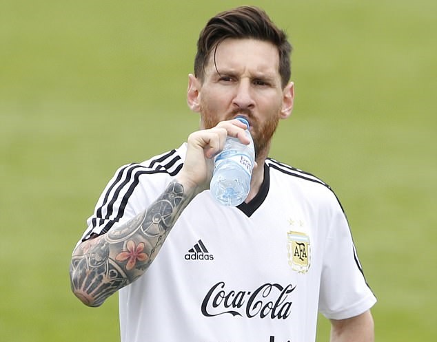 Messi lác mắt nhìn Aguero tung volley trên sân tập Argentina - Bóng Đá