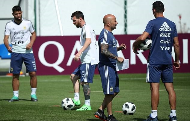 Hùng hổ trên sân tập, Messi thề sẽ giải cứu Argentina - Bóng Đá