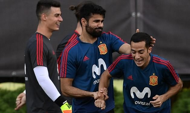 Costa vỗ đầu sao Real trên sân tập trước trận gặp Nga - Bóng Đá