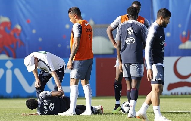 Pogba lo lắng khi đồng đội đổ gục xuống sân trước đại chiến Argentina - Bóng Đá
