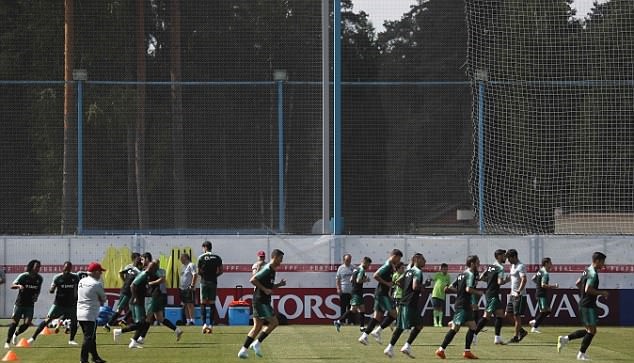 Ronaldo đăm chiêu trên sân tập, tìm kế sách hạ Uruguay - Bóng Đá