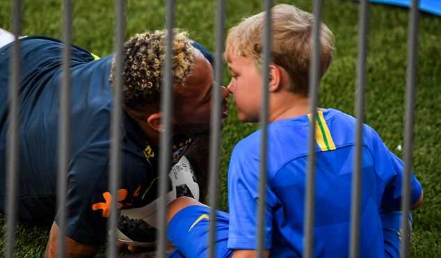 Neymar mang cả con trai đến sân tập Brazil - Bóng Đá