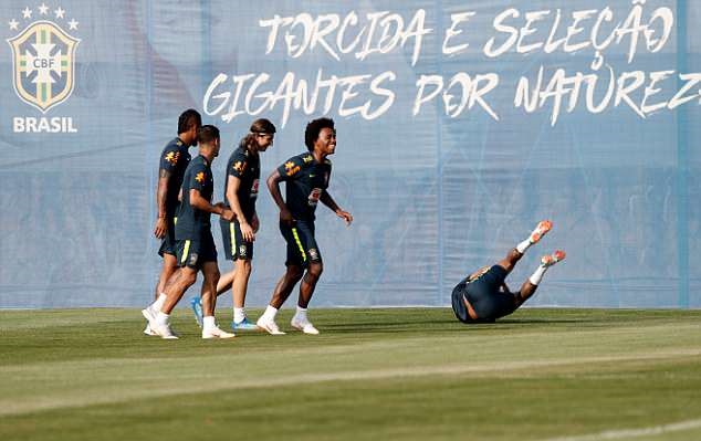 Neymar mang cả con trai đến sân tập Brazil - Bóng Đá
