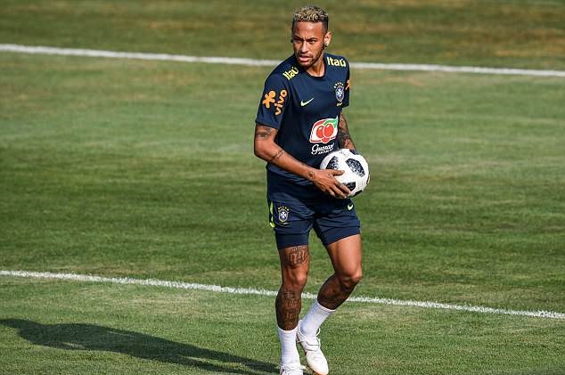 Neymar mang cả con trai đến sân tập Brazil - Bóng Đá