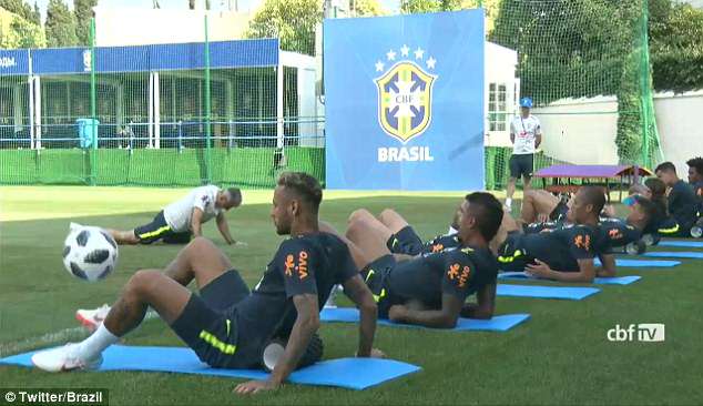 Neymar mang cả con trai đến sân tập Brazil - Bóng Đá