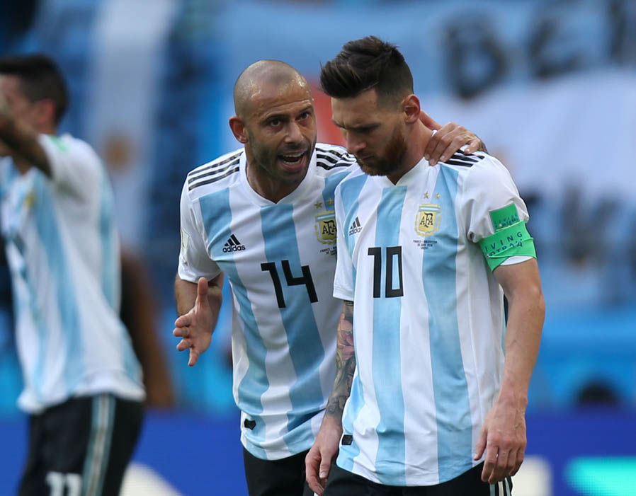 Chùm ảnh: Messi chán nản khi Argentina gục ngã trước Pháp - Bóng Đá