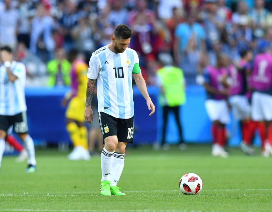 Chùm ảnh: Messi chán nản khi Argentina gục ngã trước Pháp - Bóng Đá