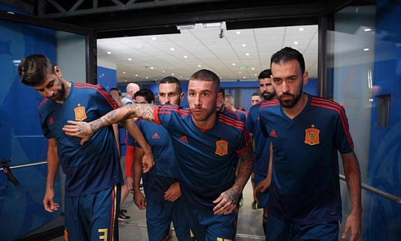 Sergio Ramos buộc phải lên tiếng động viên tinh thần toàn đội.