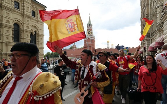 CĐV Nga khuấy động sân đấu, khiến Tây Ban Nha run sợ - Bóng Đá