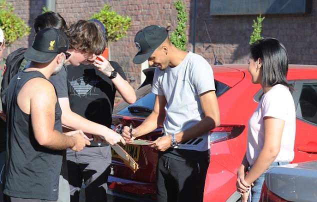 Chùm ảnh: Fabinho đi mua sắm ở Liverpool - Bóng Đá