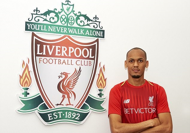 Chùm ảnh: Fabinho đi mua sắm ở Liverpool - Bóng Đá