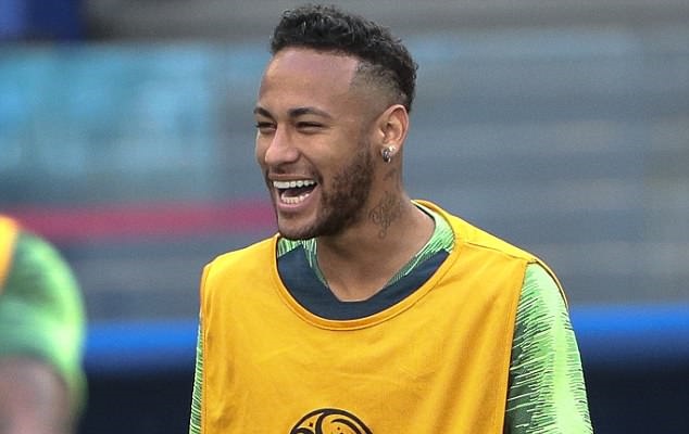 Neymar cắt phăng tóc mì tôm, quẩy sung trên sân tập Brazil - Bóng Đá