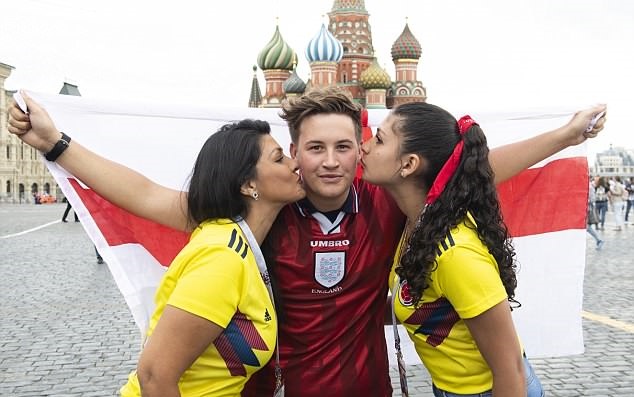 CĐV Anh và Colombia đã sớm có mặt ở khu vực Spartak Arena, thủ đô Moscow để chuẩn bị cổ động cho đội bóng thân yêu của mình.