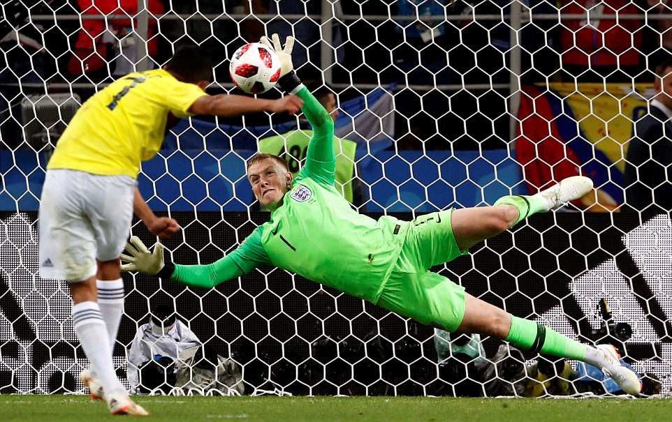 Ở quả penalty thứ 5 của Colombia, Jordan Pickford đã xuất xắc cản phá cú sút của Carlos Bacca. Khi ấy tỷ số đang là 3-3, đồng nghĩa với việc nếu sút thành công lượt cuối, tuyển Anh sẽ đi tiếp.