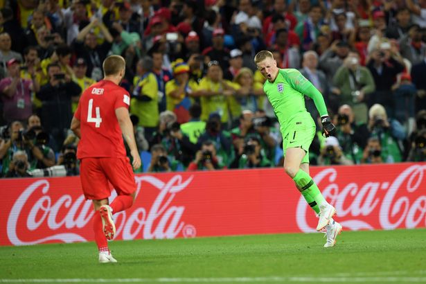 Anh chạy lại chia vui cùng với thủ thành Pickford. Cả 2 đều đã trải qua một loạt sút luân lưu đầy cân não.