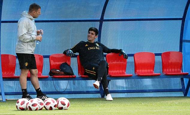 Chắc chắn trận gặp Brazil, thủ thành Thibaut Courtois sẽ chẳng có cơ hội để ngồi thảnh thơi như thế này.