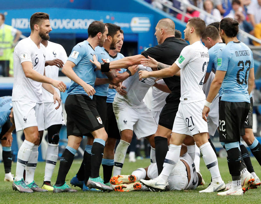 VAR ở đâu? Cận cảnh Paul Pogba đánh nguội, xứng đáng nhận thẻ đỏ - Bóng Đá