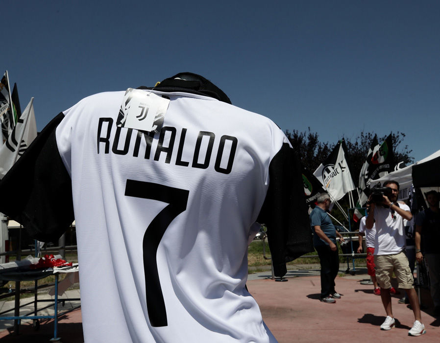 Áo đấu Ronaldo được bày bán khắp Turin trước khi Juventus nổ bom tấn - Bóng Đá