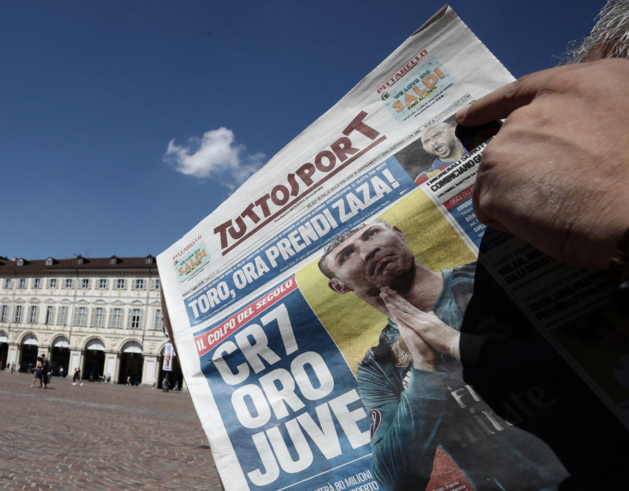 Áo đấu Ronaldo được bày bán khắp Turin trước khi Juventus nổ bom tấn - Bóng Đá