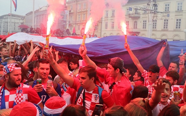 Từ Paris tới Zagreb: Sư đau đớn và ngây ngất trái ngược giữa CĐV Pháp và Croatia - Bóng Đá