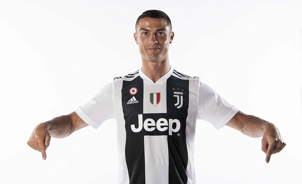 Ronaldo nháy mắt ẩn ý trong buổi họp báo ra mắt Juventus - Bóng Đá