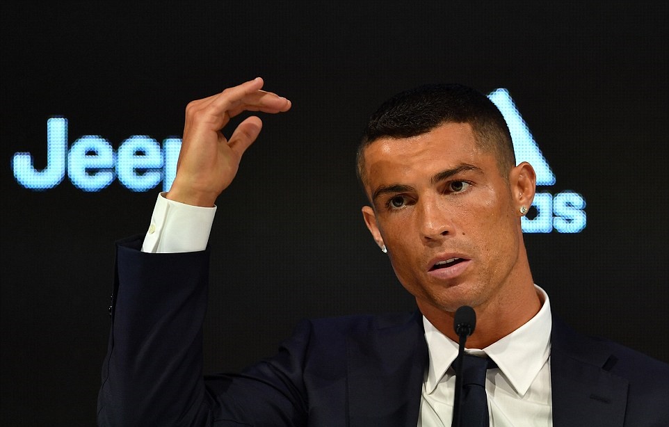 Ronaldo nháy mắt ẩn ý trong buổi họp báo ra mắt Juventus - Bóng Đá